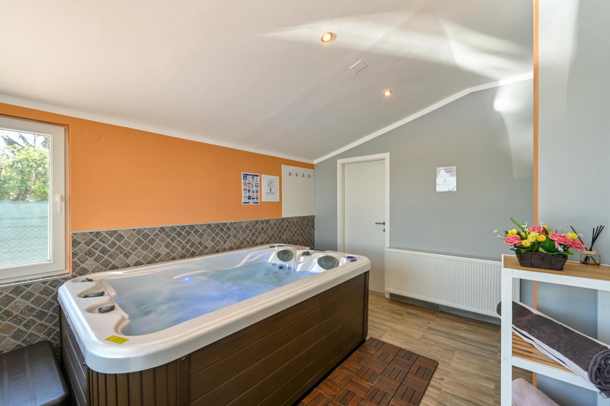 Cvetkova Hiza Sa Jacuzzijem Villa Tuheljske Toplice Buitenkant foto